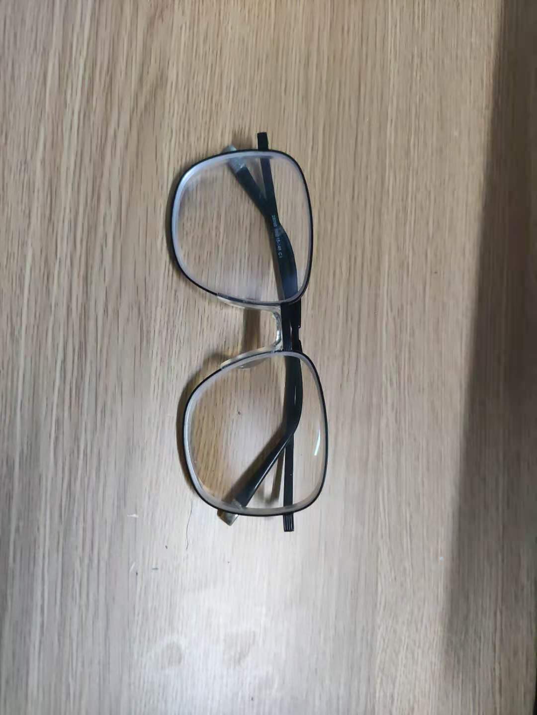 一副眼镜.jpg
